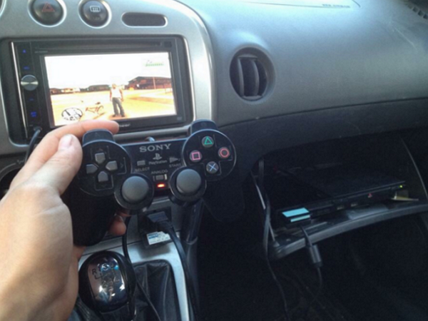 外國網友把PS2 裝到車上，變成「行動遊戲機」！
