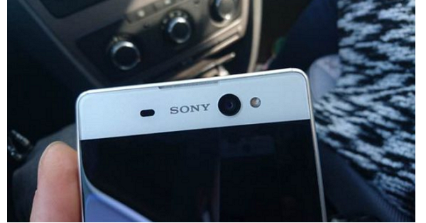 大螢幕、極窄邊框、超大前置相機鏡頭：Sony Xperia 新機曝光？