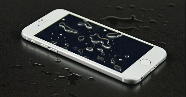 用這個官方小技巧，十秒鐘快速檢查你的iPhone是否泡水或是受潮？