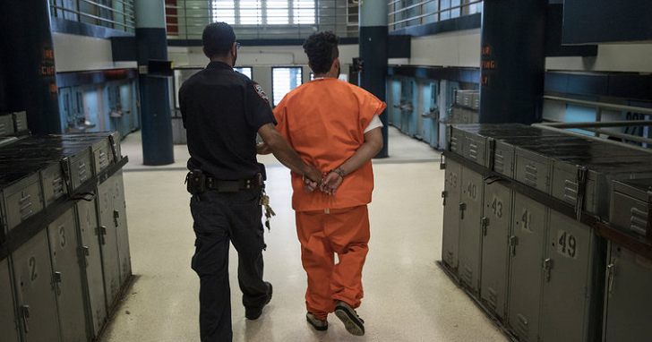 美國一名囚犯也想當網路紅人，在監獄裡用 iPhone 玩直播