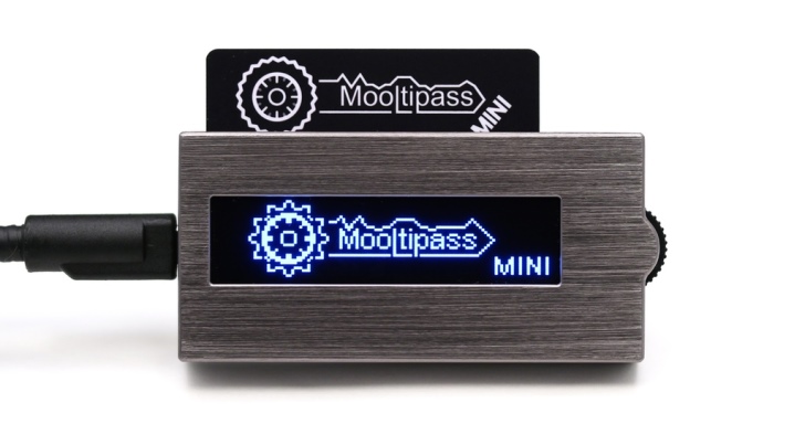 外觀有如隨身聽的Mooltipass Mini，安全管理所有裝置的密碼