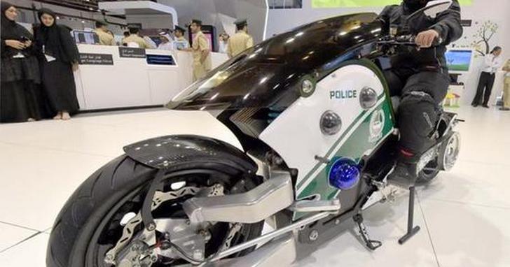 未來戰警真實再現？杜拜警方展示飛行摩托車和機器警察