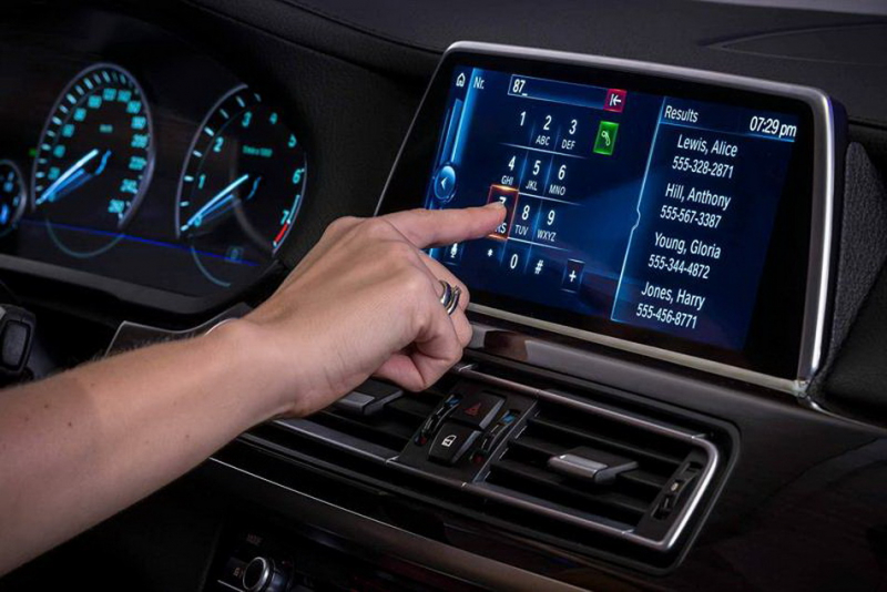 車用大螢幕很帥但其實「超危險」，美國AAA道路安全基金會對「影音觸控螢幕」發出行車安全警訊