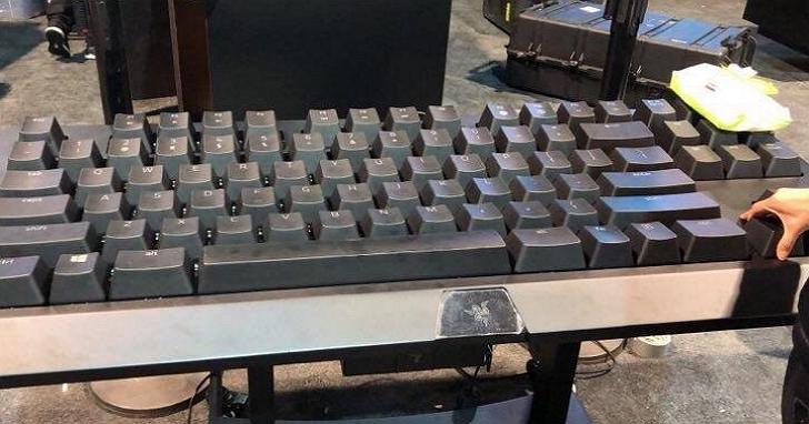 Razer展出巨人級機械鍵盤，單一按鍵有拳頭大、還真的可以輸入