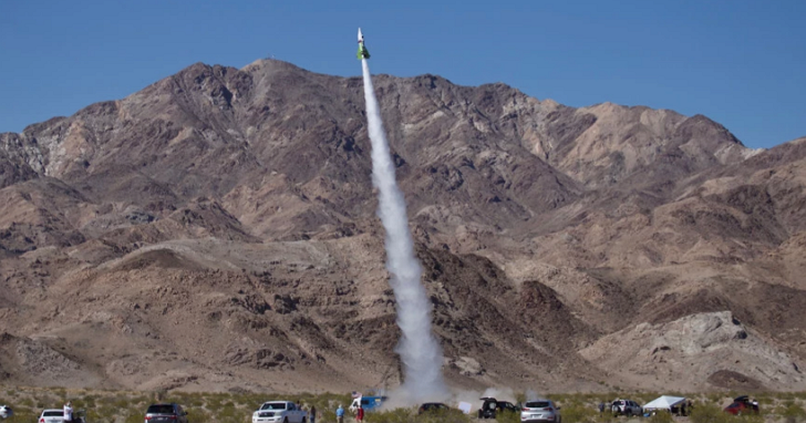 為了追求真相你敢多瘋狂？美國業餘科學家搭乘自製火箭射上570公尺高空，只為了證明地球是平的