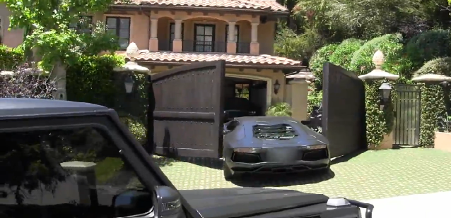 好險是老婆 Kim Kardashian買的！Kanye West的 Lamborghini Aventador大牛被夾傷