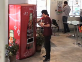 買可樂，給披薩：販賣驚喜的販賣機