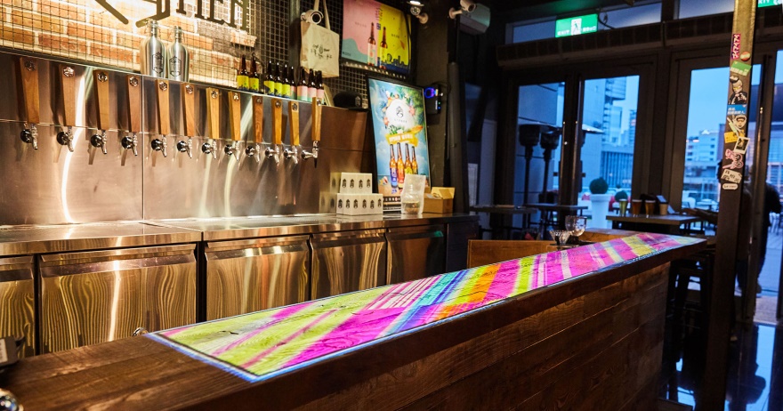Epson 雷射投影燈 ╳ 掌門精釀啤酒餐廳：讓人想多喝一杯的神奇體驗！