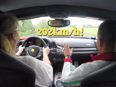 媽媽試駕法拉利 458 Italia飆到200公里！兒子快嚇呆了！
