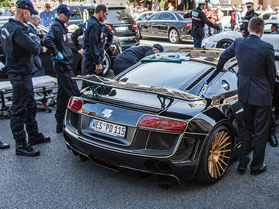 Audi R8超跑代客停車阿伯卡在車內！消防員警搶救造成41萬損傷！