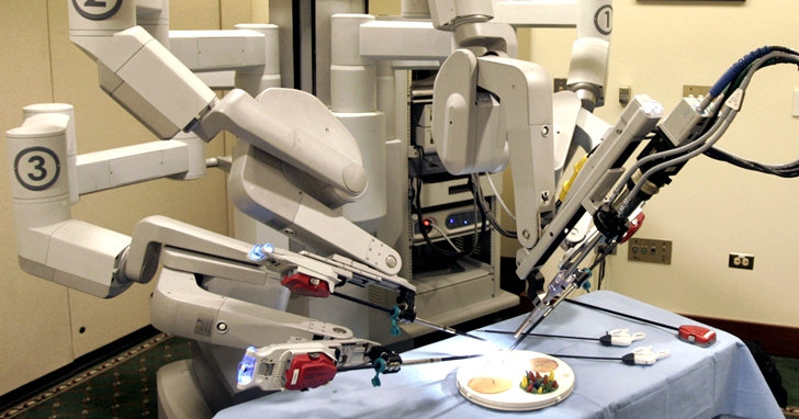 FDA警告，就算機器人能在葡萄上動手術、也不代表用來進行乳房切除或子宮切除術就比較安全