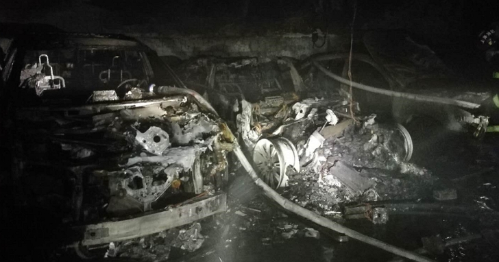 沒充電也沒發動，特斯拉電動車在中國被拍下停在車庫自燃起火爆炸