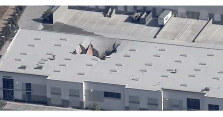 老闆，F16把我們家的倉庫撞了一個大洞！美國員工分享F16撞進自家倉庫現場影片