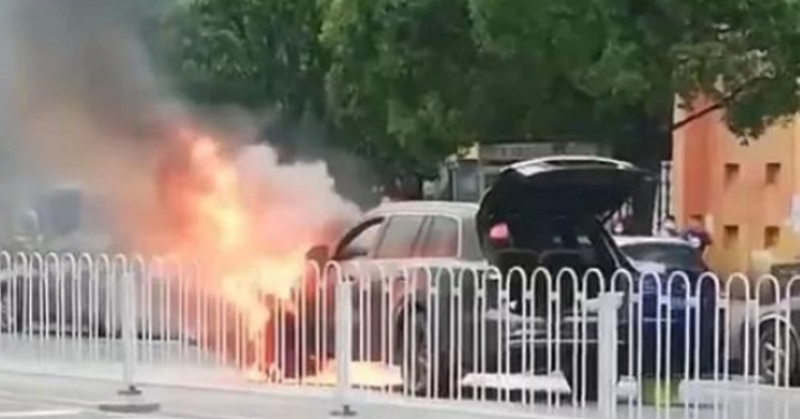 中國電動車剛上路就起火，官方卻說只是「冒煙」？網友看現場照片吐槽原來「我不懂冒煙」