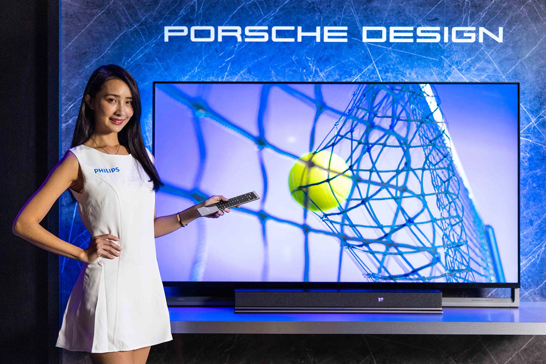 重磅聯手，Porsche Design頂級超跑工藝設計首度開進家庭影音娛樂領域！  獨家Ambilight情境光視覺科技、量子點色彩顯示技術如實呈現 智慧科技結合高端時尚打造精品家居，Philips引領定義新潮奢！