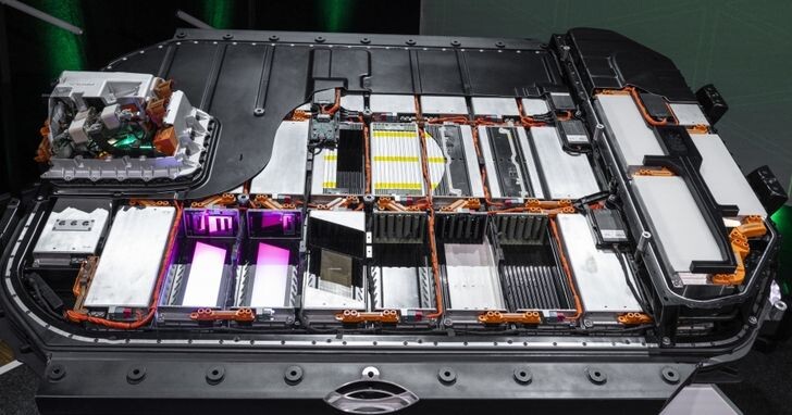 固態電池是什麼？為什麼豐田、鴻海都在拚研發固態電池、認為是未來10年電動車最重點技術