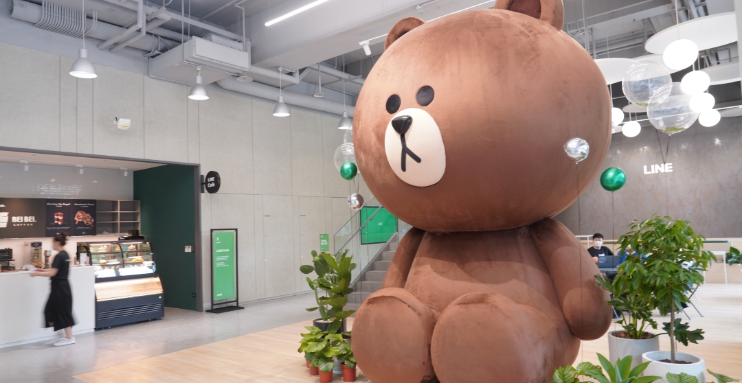 LINE 內湖新辦公室開箱:4公尺高熊大玩偶,綠能創意辦公室、專業攝影棚首次公開