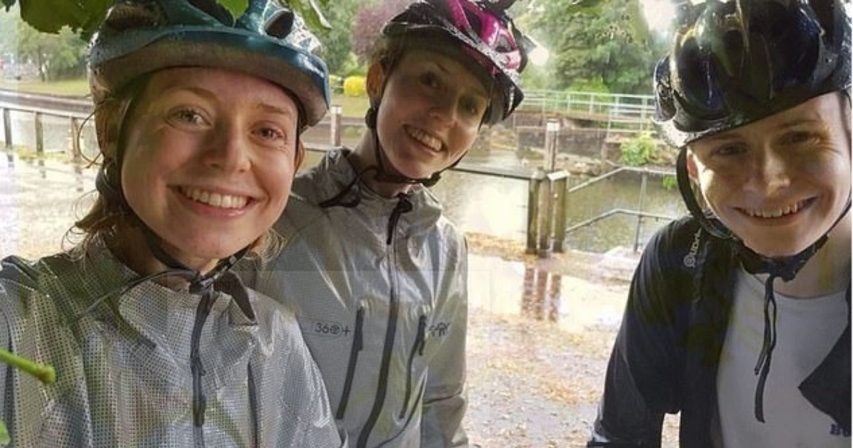 英國三兄妹遭遇大雷雨在大樹下拍下這張自拍,第二張照片遭遇雷擊拍下恐怖瞬間