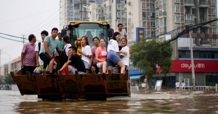 鄭州「海綿城市」防災計畫對「千年一遇」暴雨無能為力，京廣路隧道已拖出200多輛泡水車