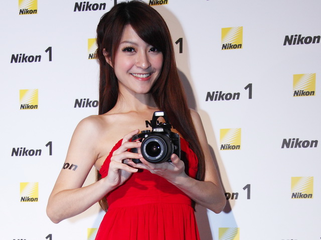 Nikon D3200 在台發佈，彭于晏、桂綸鎂雙代言人出擊