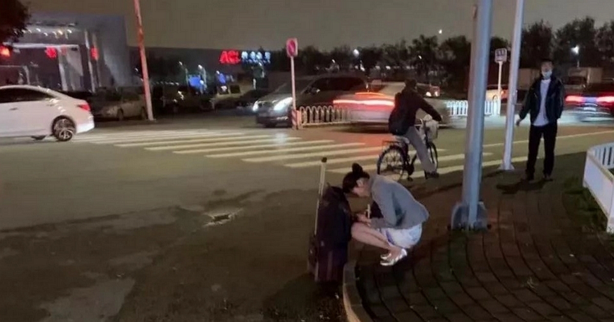 一張北京深夜零下「空姐被凍照」挨批,隔天航空公司高層全被叫去體驗寒風「反省」
