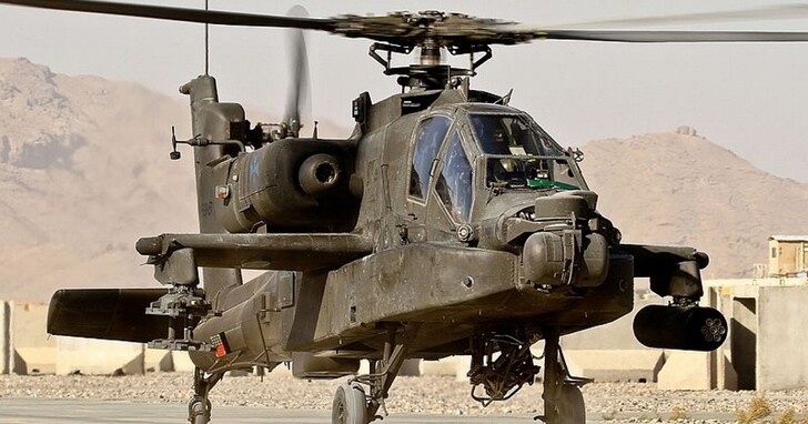陸軍航特部阿帕契直升機演習時竟因人員誤觸，把「地獄火飛彈發射架」拋射脫落