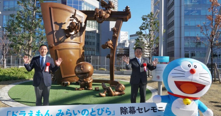 澀谷打卡新景點《哆啦A夢 未來之門》紀念碑登場，藤子‧F‧不二雄11大重要角色集結