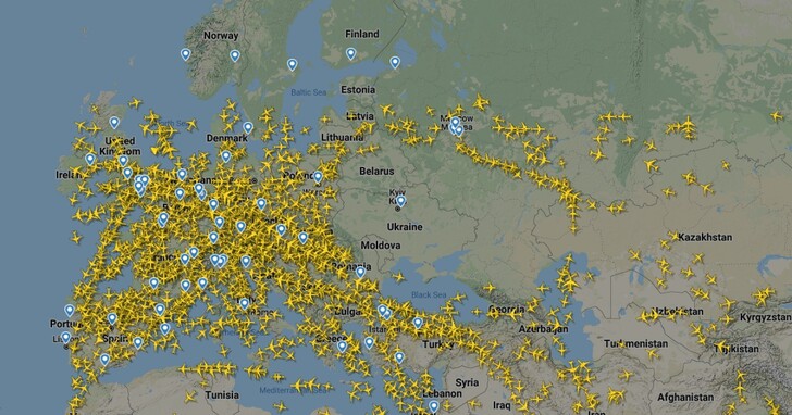 烏克蘭關閉領空、歐洲各國通報「遠離烏克蘭空域」，FlightRadar24航班追蹤空中出現「真空圈」