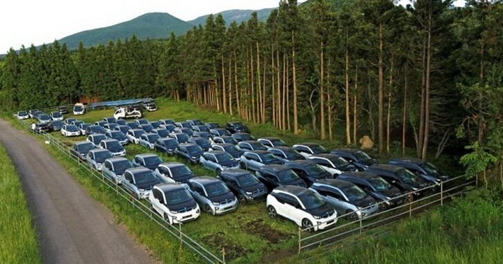 誰把70台BMW i3s丟在韓國濟州島？新車不僅蓋滿灰塵還被拔零件