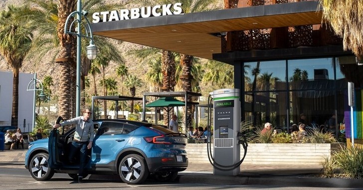 喝星巴克順便幫車子充電，Volvo開始在美國設立咖啡廳充電站