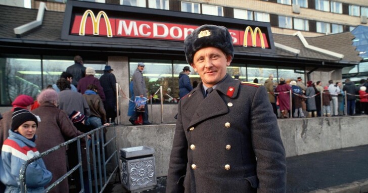 當「麥當勞叔叔」被「凡尼亞舅舅」取代，回顧麥當勞三十年前在莫斯科開的第一間分店