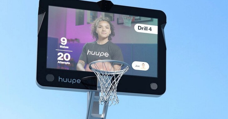全球首款智慧籃球架，可在背板顯示真人教練互動、與其它用戶線上競爭，售價4000美元
