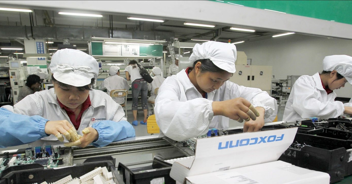 為確保iPhone 14產能,鴻海富士康工廠在鄭州高速公路口「搶人」