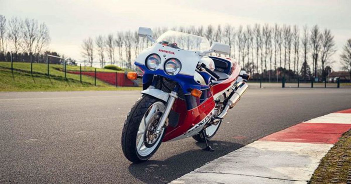 32年前重機價格翻4倍,1990年HONDA VFR750R RC30經典重機「全新車」241萬元成交