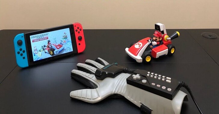 1989年的任天堂Power Glove手套，現在能玩Switch版的《瑪利歐賽車》了