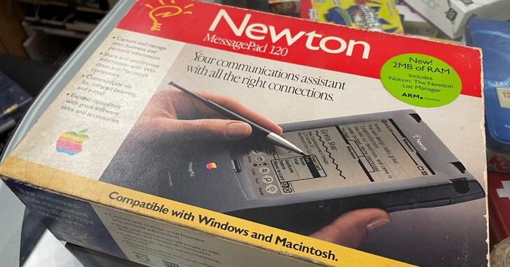 Apple TV+ 《太空使命》劇中出現平行世界的蘋果Newton平板Newton MessagePad 120