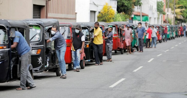 斯里蘭卡總理宣佈國家破產，加油需排隊三天民眾改騎自行車、電力短缺改用柴火燒飯