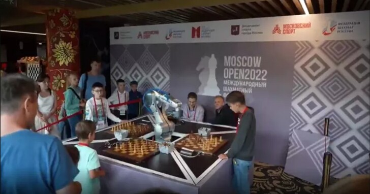 七歲小棋手在國際西洋棋比賽中被機器人折斷手指，只因他太急於擊敗機器人