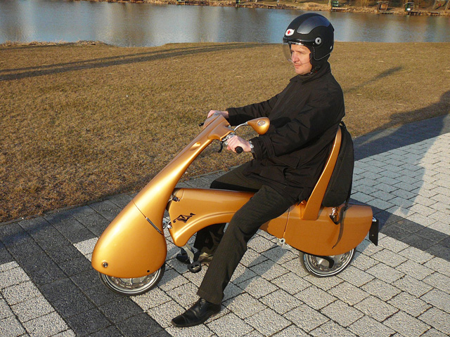 不用停車位！都會通勤神器 Moveo 折疊電動車，2分鐘就能收好拉著走