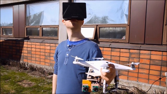 空拍攝影機與虛擬實境頭盔結合，操作者頭部擺動就可以控制攝影角度