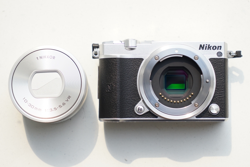 掌中自拍新寵Nikon 1 J5：復古銀黑、翻轉螢幕與4K 錄影，單鏡組售價僅 
