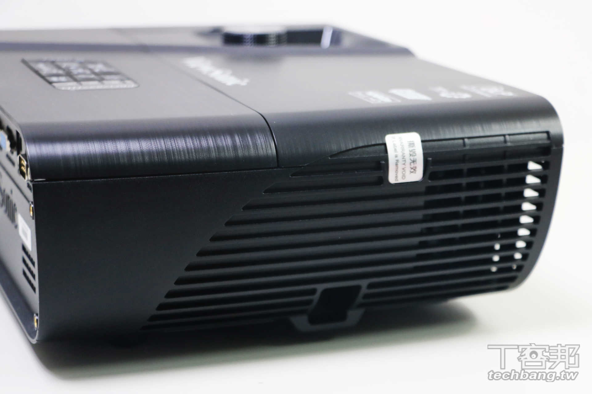 顏色精準、細膩，擁有重低音效果的投影機：ViewSonic Pro7827HD 開箱評測