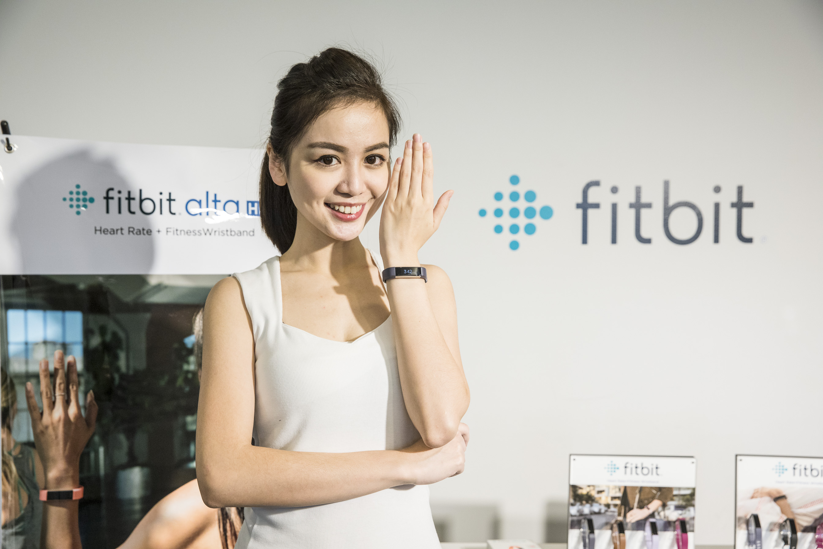 Fitbit推出全球最輕巧的心率追蹤手環Alta HR全新改款上市潮時尚及健身