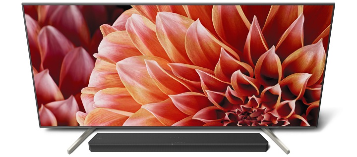 Sony HT-X9000F 單件式環繞音的斜角機身設計與 2018 BRAVIA 液晶電視 F 系列相符，可更貼合電視腳座。