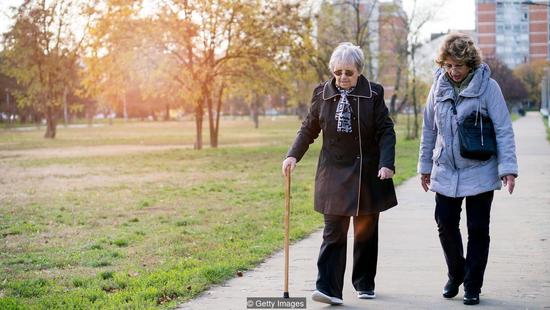 老了走不動怎麼辦？「超級套裝」幫人類扔掉拐杖