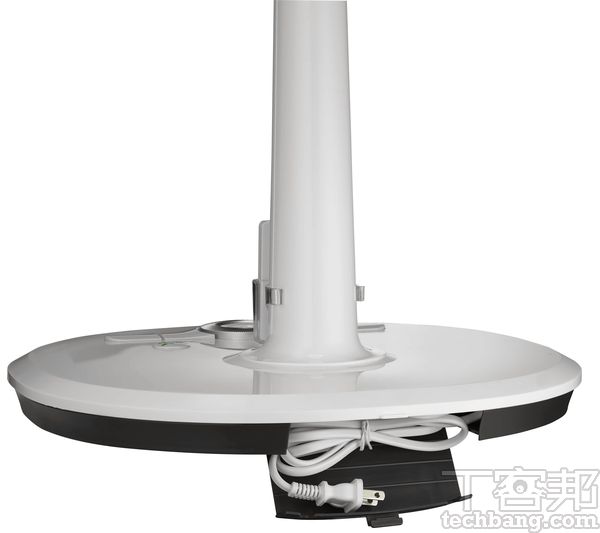過去的 DC直流風扇常因為暴露其外的變壓器而讓消費者感到困擾，但現在的廠商多已改成隱藏式計，奇美家電的 DC馬達風扇更配置了收納電線的空間。