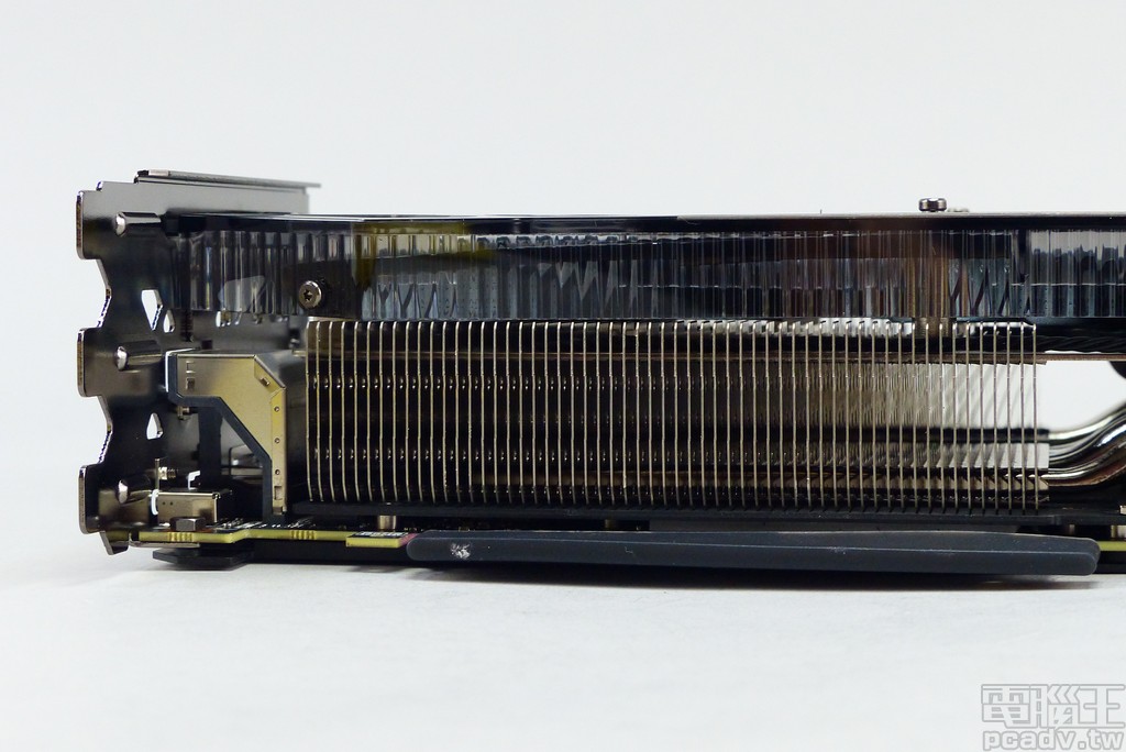 由于 GeForce RTX 2080 Ti 晶单方面积增大,超频连带提拔发热量,散热器也长高至 2.75 个槽位