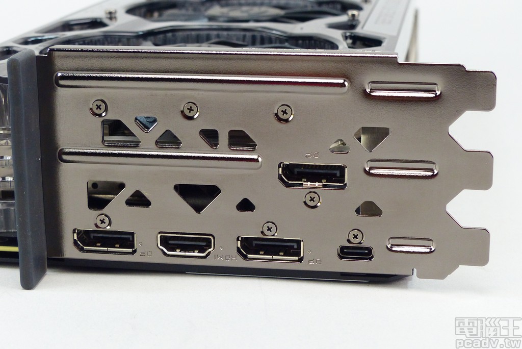 视讯输出埠供应 1 个 HDMI、3 个 DisplayPort、1 个增援 VirtualLink 的 USB Type-C