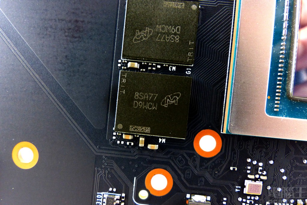 Micron MT61K256M32JE-14:A GDDR6 记忆体,单颗容量 1GB,电路板共支配 11 颗组成 11GB