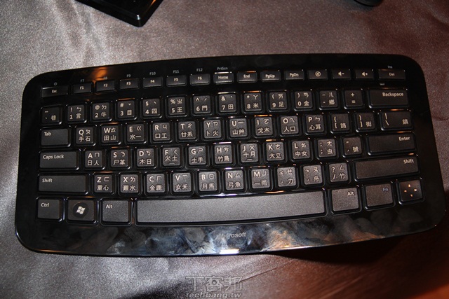 彎彎的鍵盤,Microsoft Arc Keyboard 帶著彩色滑鼠來了 | T客邦
